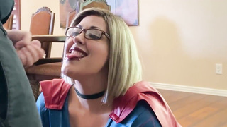 Big-Boobed cô gái tóc vàng Supergirl đang bò bằng bốn chân trên sàn trong khi thổi gậy và hy vọng một cú bắn tinh dịch vào mặt